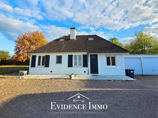 Maison familiale avec vie de plain-pied, double garage et terrain clos