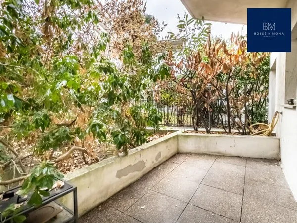 Studio de 32m2 avec terrasse de 9m2 situé à 500m du métro Porte de Saint-Cloud
