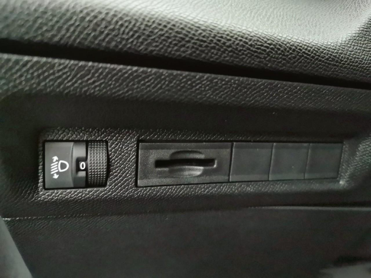 Peugeot 308 sw hybrid 145 e-dcs6 style — photo 27