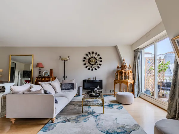 Élégant duplex T4 avec terrasse, climatisation et parking -