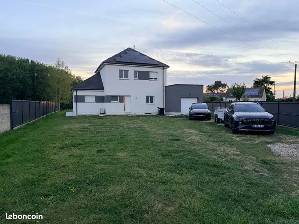 Maison 110 m2, 1800 m2 de terrain, panneaux solaire