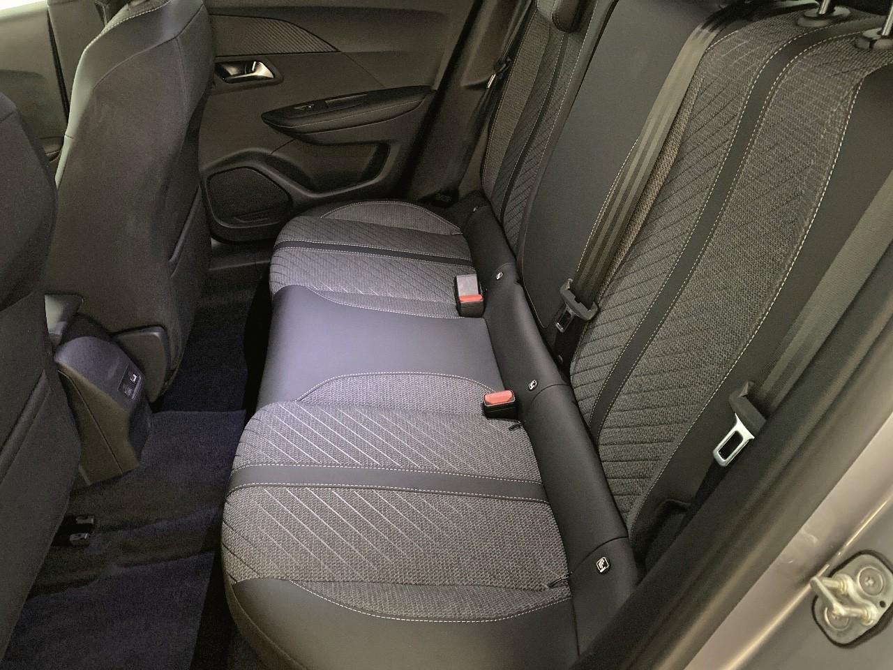Peugeot 2008 hybrid 145 ch e-dcs6 allure — photo 10