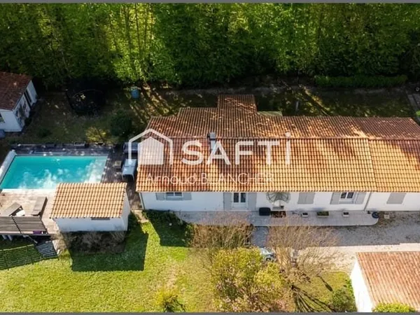 Pavillon plain-pied 5 chambres, 2 salles de bains, grande terrasse et piscine.