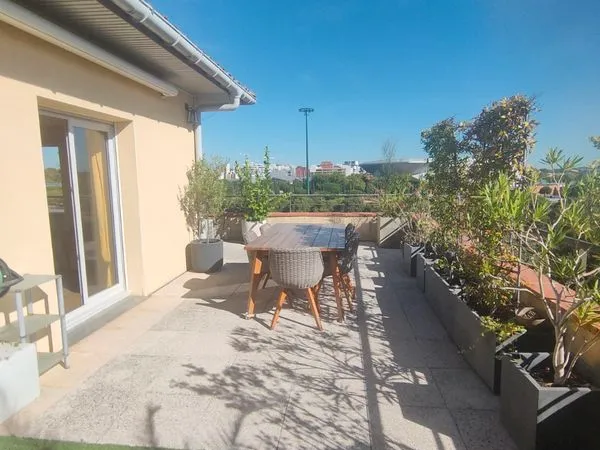 ⭐ T4 DERNIER ÉTAGE • TERRASSE 50 m² • GARAGE • CLIM • TRAM AU PIED • PISCINE