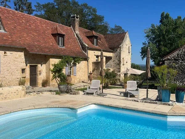 Dans un charmant hameau du Périgord Noir, à une quinzaine de minutes de Montignac-Lascaux, propriété