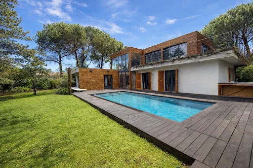 Maison 6 pièces 240 m²