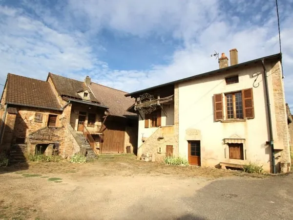 Ensemble Immobilier En Pierre A Renover D'une Surface Utile De 585 M² Terrain 1800 M²