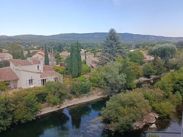 T3 climatisé avec vue sur la Sorgue, 73 m² (Isle-sur-la-Sorgue)