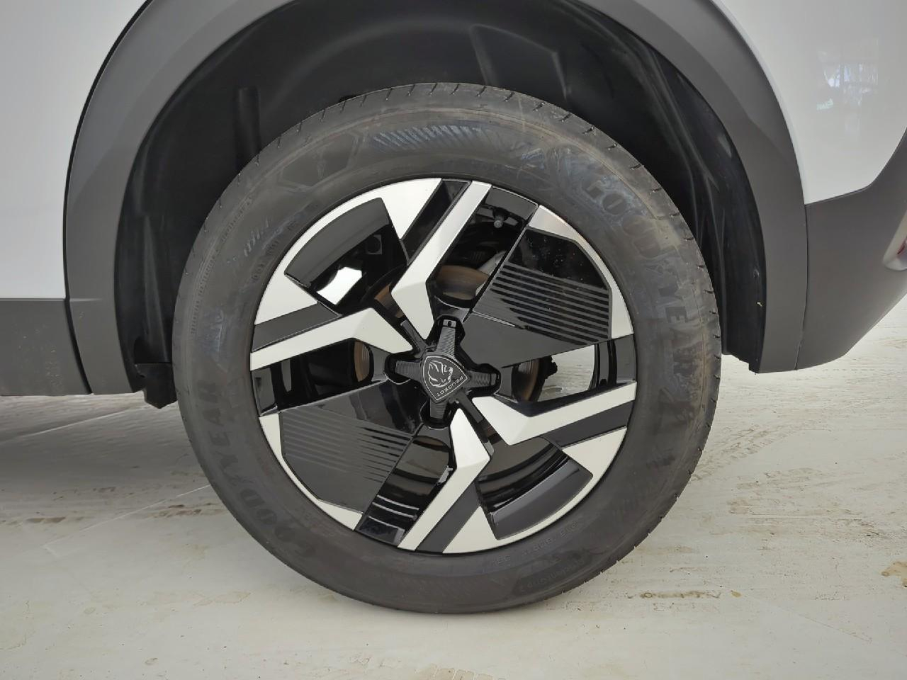 Peugeot 2008 hybrid 145 ch e-dcs6 allure — photo 11