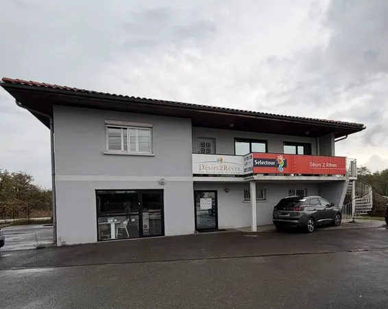 LOCAL PROFESSIONNEL- 250m² - 10 PLACES DE PARKING