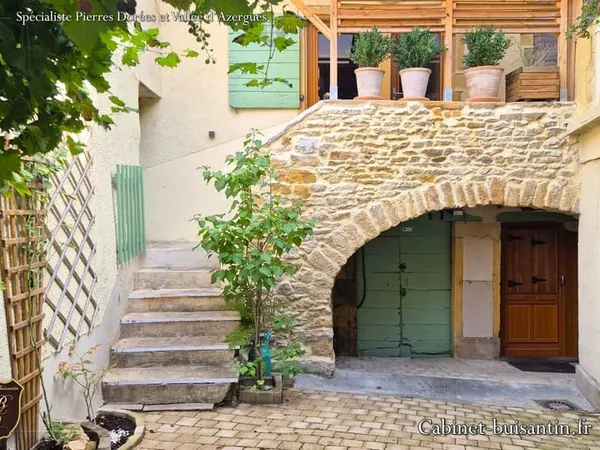 Maison de village en pierres avec terrasse et cour