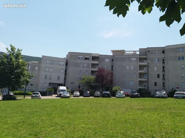 T3 VIDE avec Box équipé prise pour voiture électrique