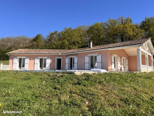 Vente | Maison et grand terrain | 158 m² | Beauchalot | Terrasse · Piscine