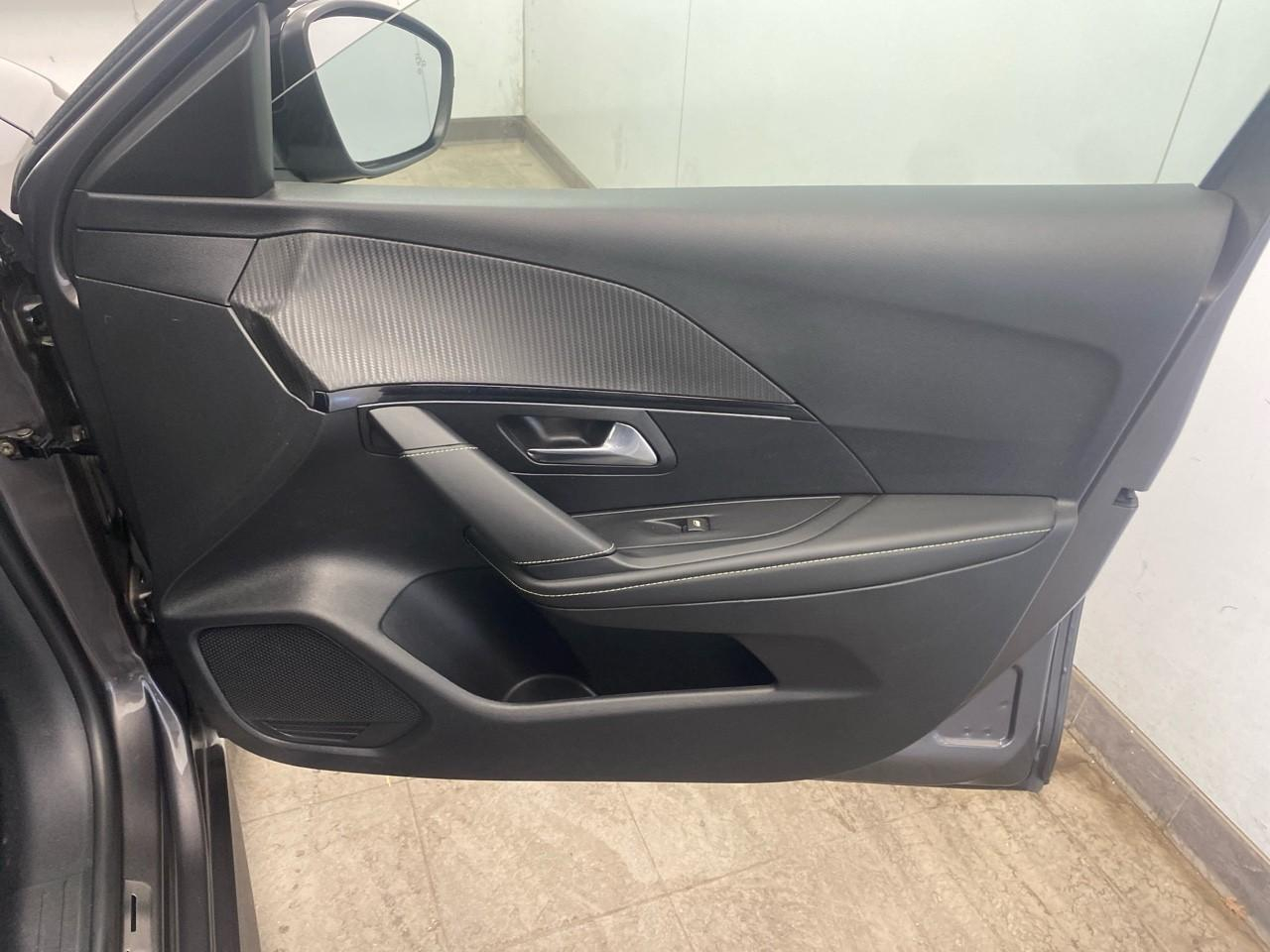 Peugeot 208 puretech 130 s&s eat8 gt — photo 26
