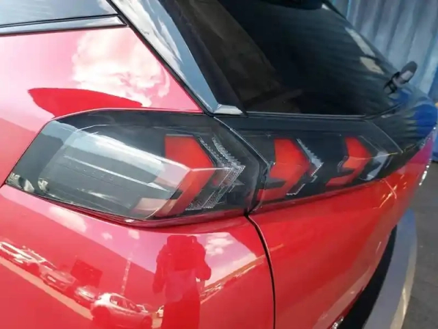 Peugeot 2008 puretech 130 s&amp;s bvm6 — photo 17