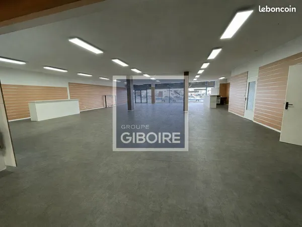 Local commercial 720 m²