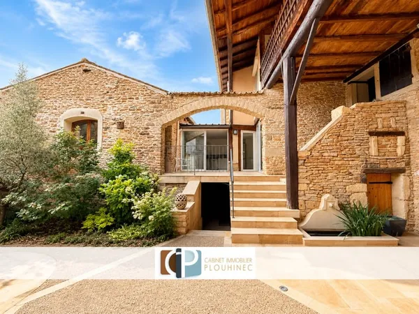 Coup de coeur : maison de caractère avec dépendances et cour