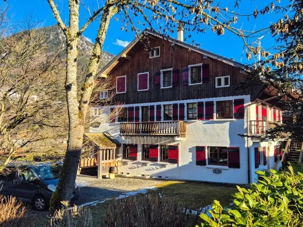 Vaste chalet alpin avec duplex indépendant, grand jardin et excellent potentiel locatif, idéal pour 
