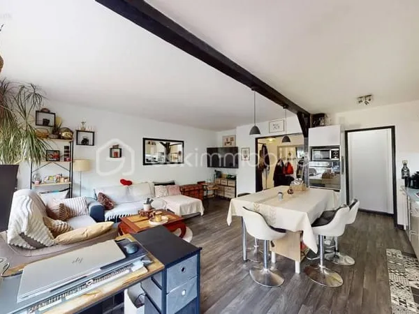 F4 en très bon état ! 3 chambres, loggia et espace extérieur !!