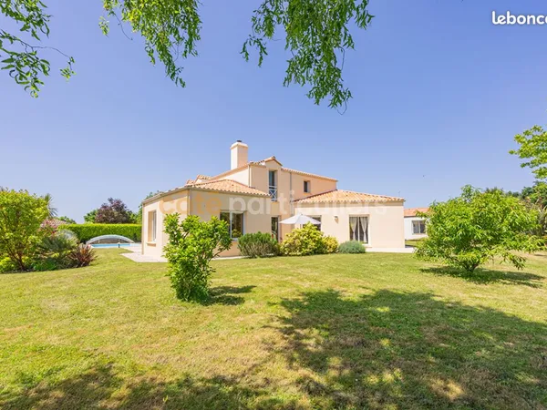 Propriété 8 pièces 237 m²