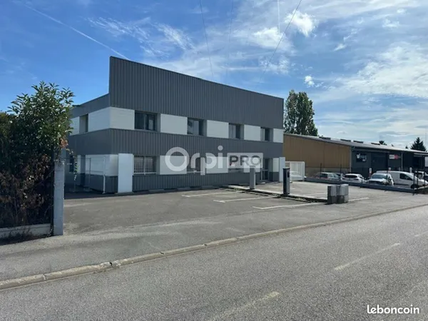 Local d'activité 256 m²