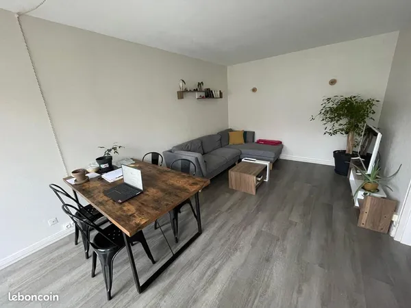 Chambre disponible dans colocation meublée - Métro Triangle