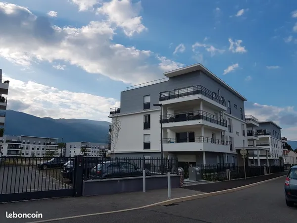 Lumineux T3 70 m² loué Haut de Pouilly - Dernier étage - Terrasse 15 m² - CERN