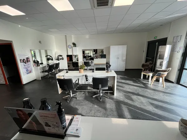 Salon de coiffure zone commercial