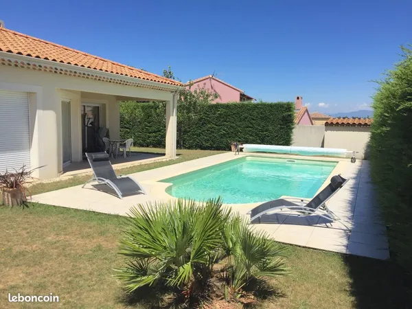 Maison récente, plein-pied, avec piscine