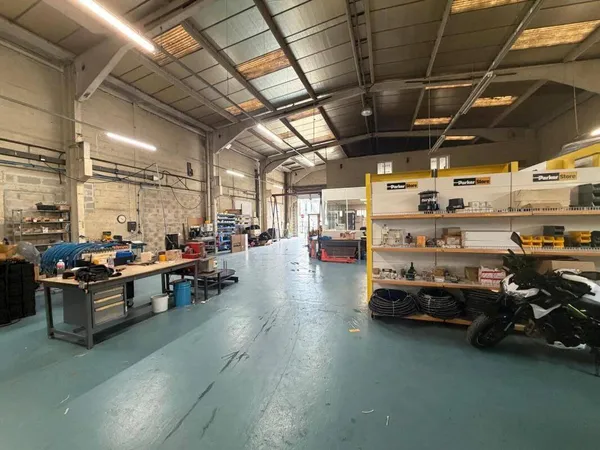 Local d'activité 700 m²