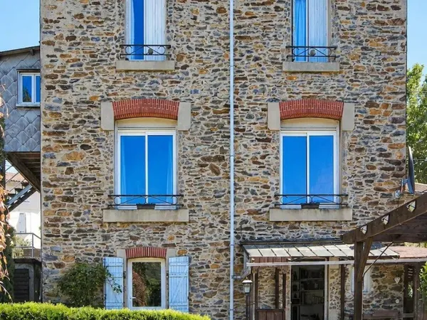 maison en pierre, rénovée, avec terrain attenant, dépendances et piscine