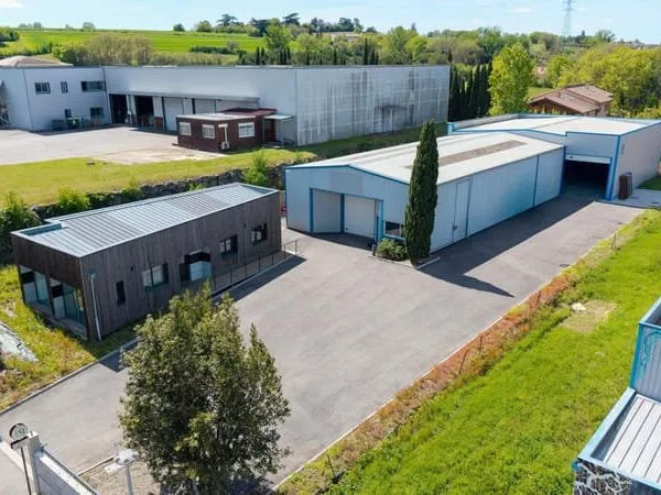 Entrepôt avec bureaux - zone d'activité dynamique