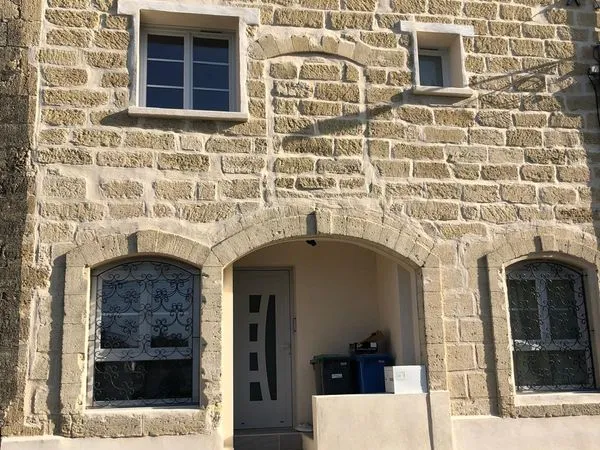 Maison de village rénovée VENTE - 3 chambres - Cour - DPE B - Le Cailar