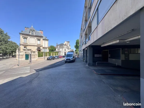 Place de parking sécurisée - rare - hyper centre - rue des Godrans