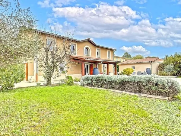 Maison familiale 151 m2 Piscine, grand terrain 930 m2, au