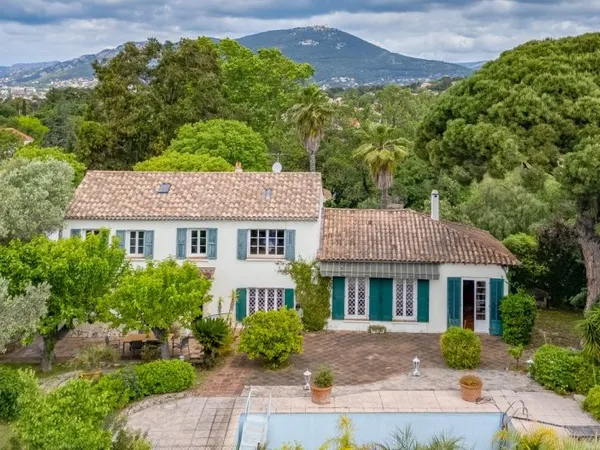 PROPRIETE 20MNS DE HYERES (aéroport), 15MNS DE LA GARE TGV TOULON