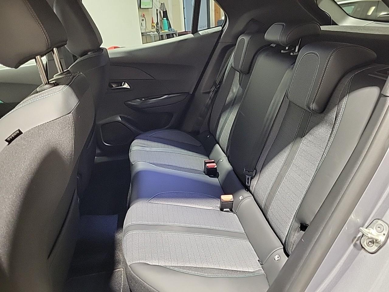 Peugeot 2008 puretech 130 s&s eat8 allure — photo 13