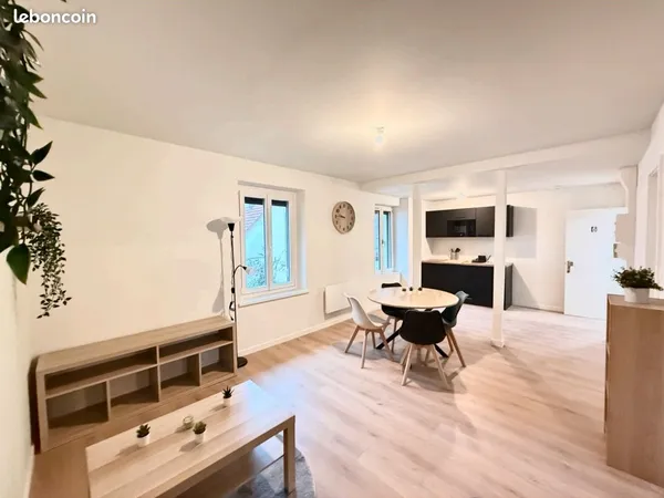 Studio entièrement rénové et meublé - Stationnement extérieur - Rendement 6600e / an