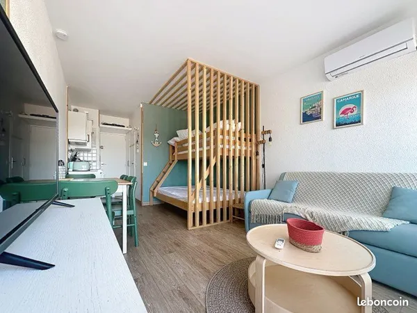 Studio. Rénové climatisé piscine parking terrasse