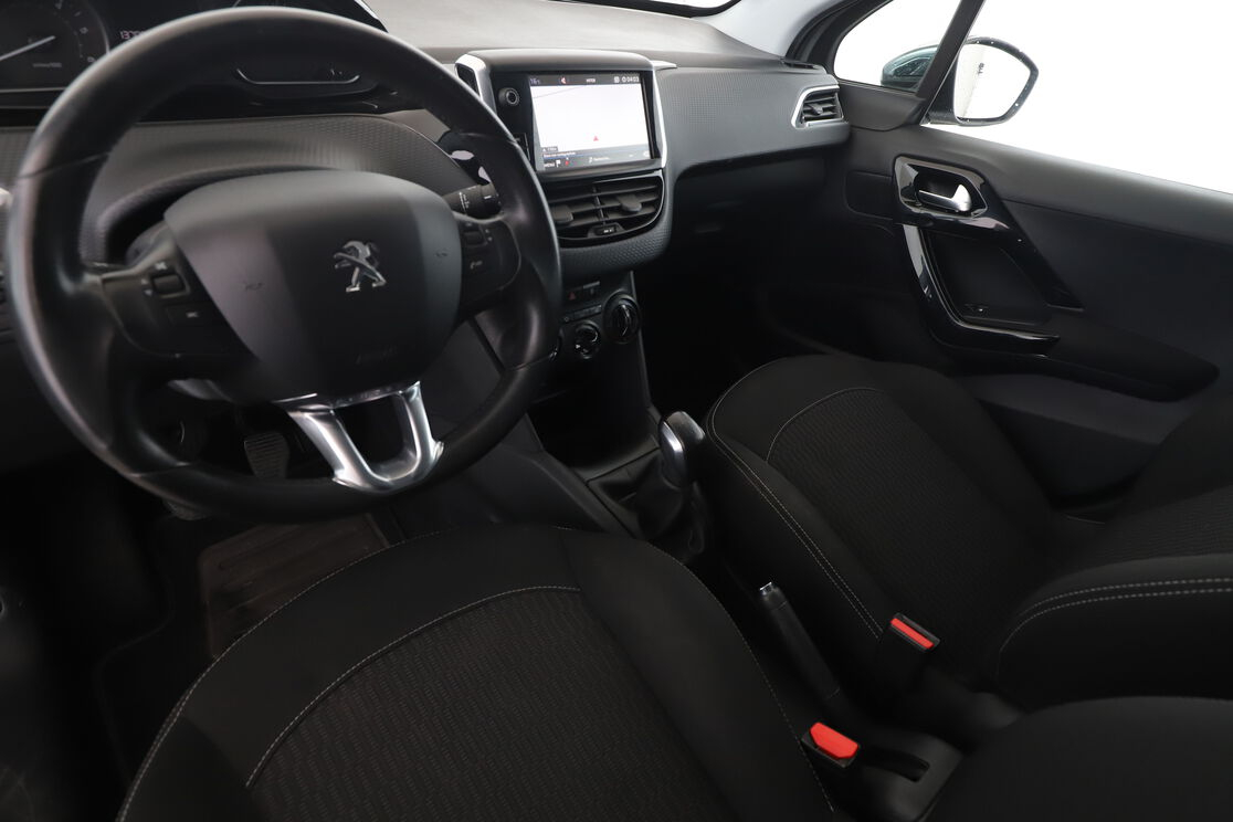 Peugeot 208 1.6 Blue-HDi Style — photo 10