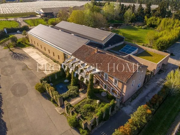 A Vendre Site Professionnel Strategique 1800 m² Proche Avignon Luberon Provence