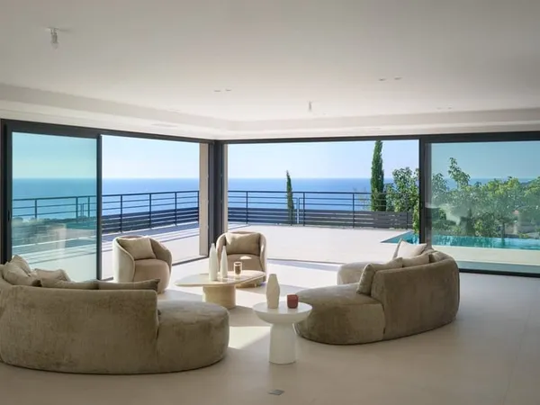 Villa contemporaine neuve surplombant la mer