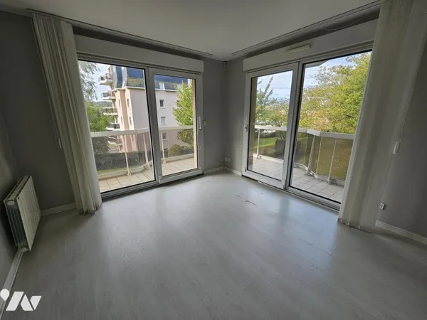 Bureau 6 pièces 98 m²