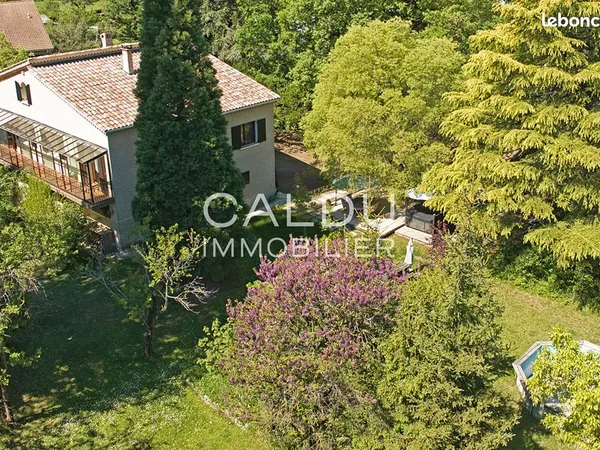 Propriété 8 pièces 244 m²