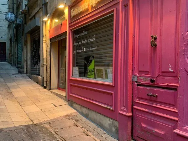Montpellier écusson local commercial 80m2 angle rue St Guilhem /rue Friperie bail tous commerces