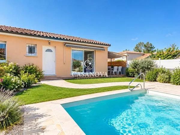 Maison récente avec piscine garage et accès PMR.