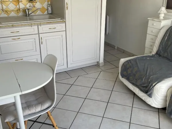 Le Lavandou, à 100 m de la plage beau studio avec cabine