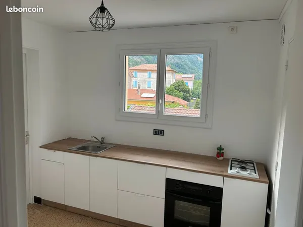 Appartement traversant 72m2 avec GARAGE, Cave et Balcon -- avenue des Charrois