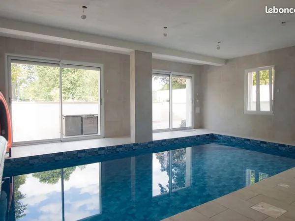 Maison contemporaine de 210 m² avec piscine intérieure