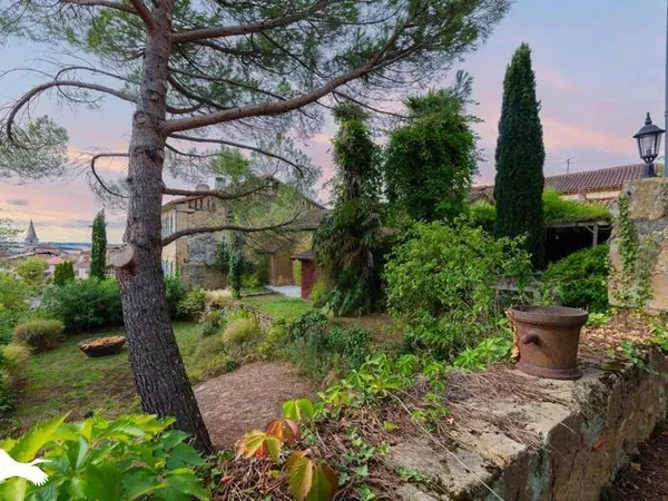 Maison 8 pièces 331 m²